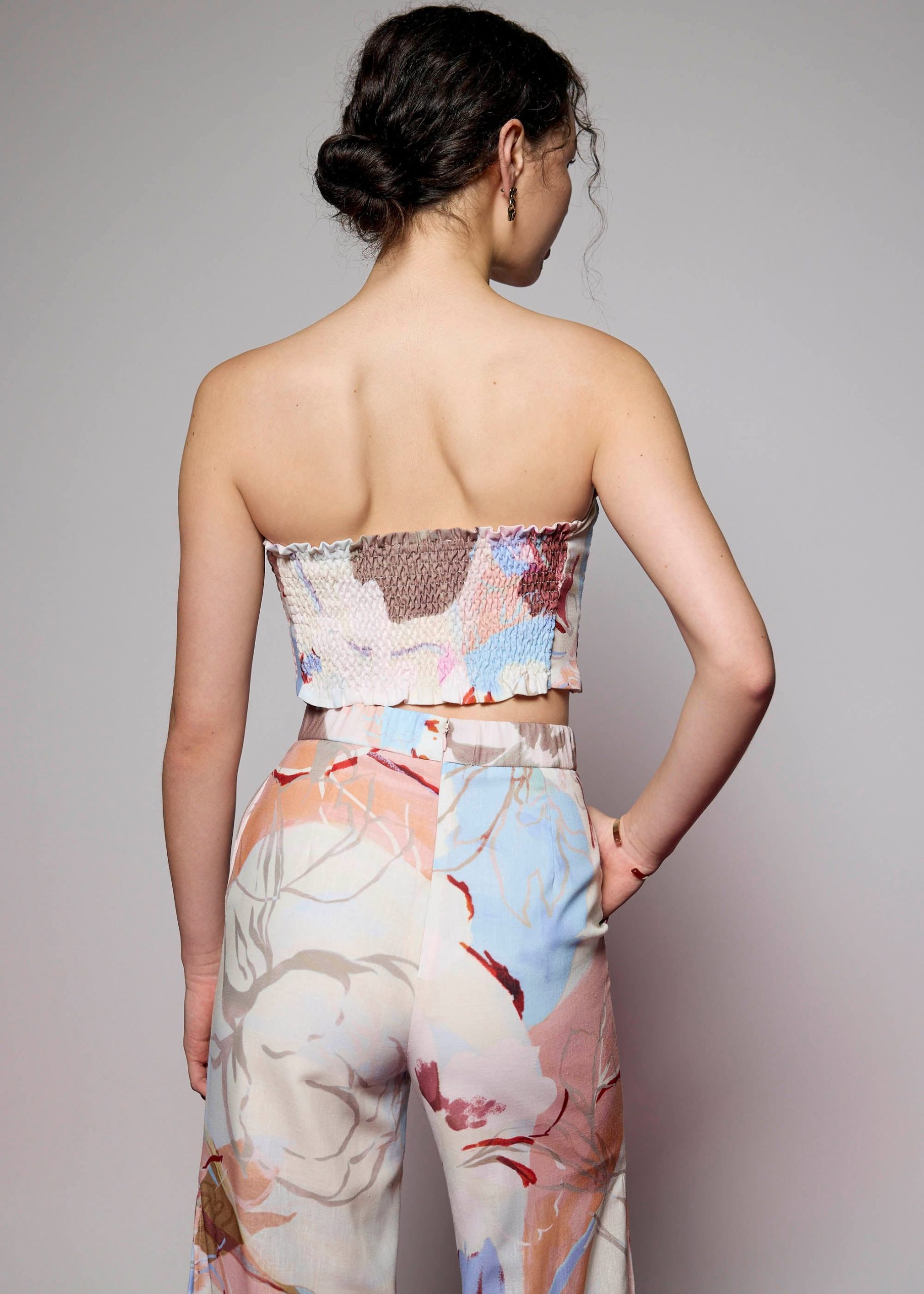 Fitted Crop Tube Top in Tossed Blooms - Image 4