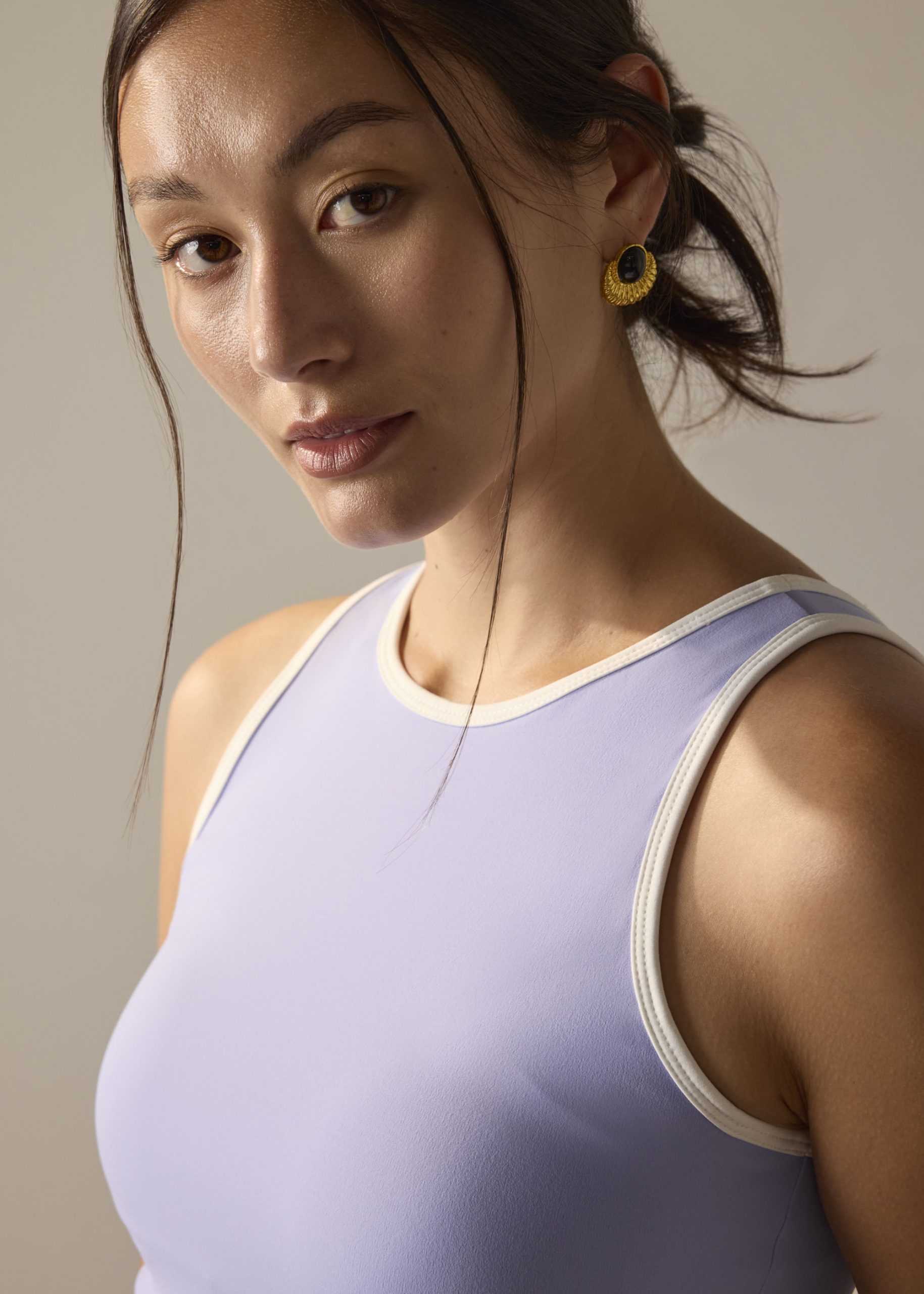 BraFree by LB Multi-way Contrast Piping Jersey Fitted Top - Image 11