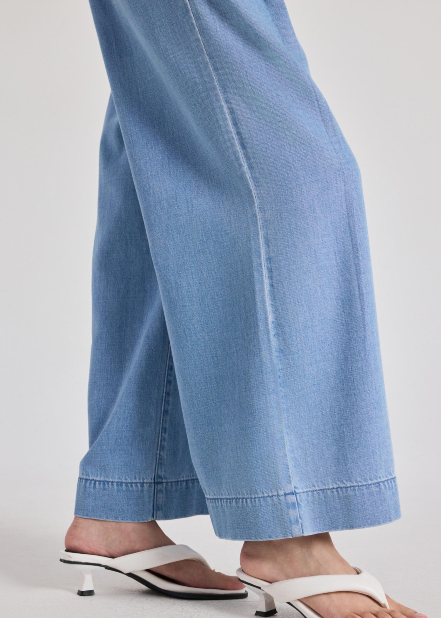 Pleated Wide Leg Jeans - Image 11