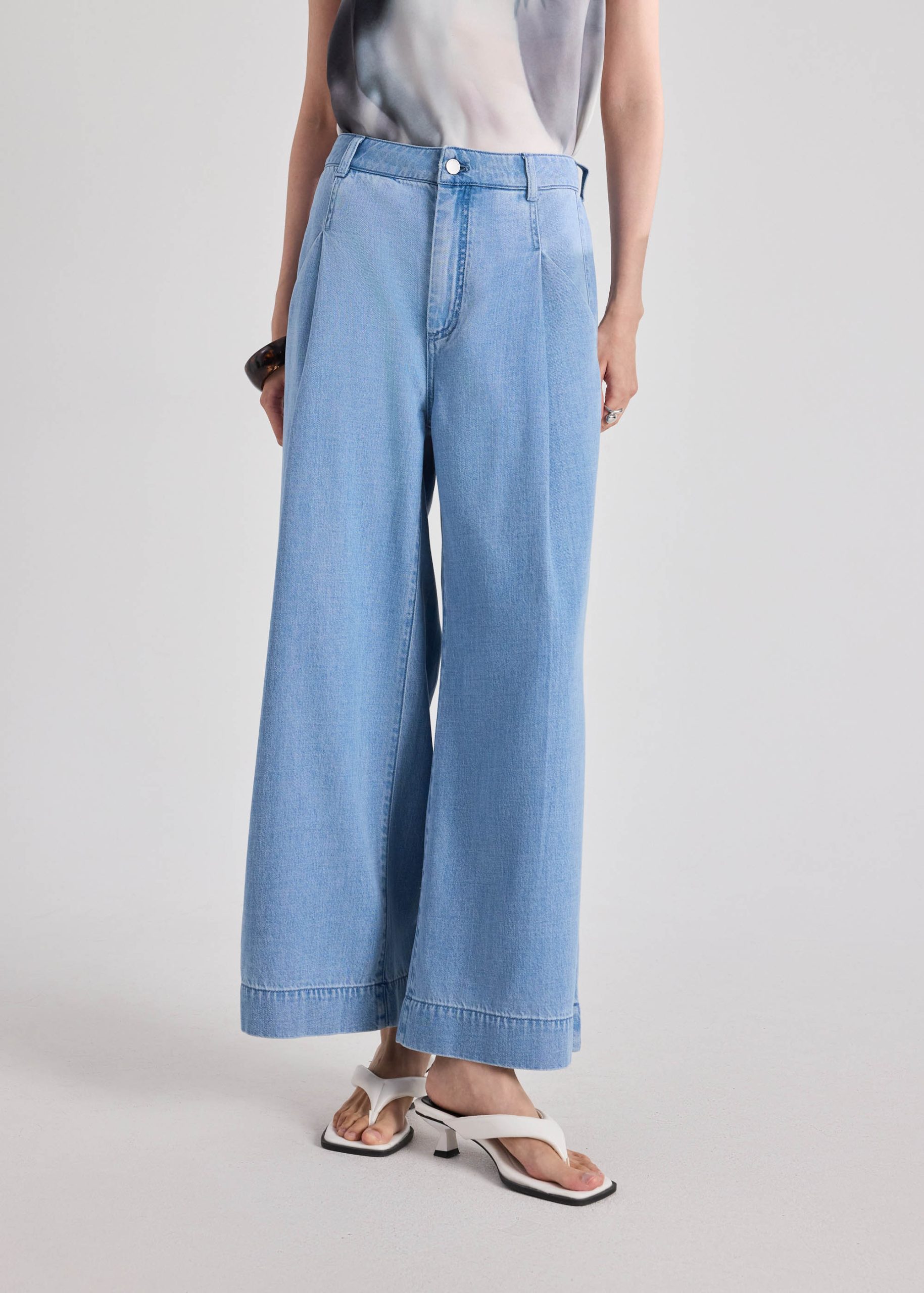 Pleated Wide Leg Jeans - Image 9