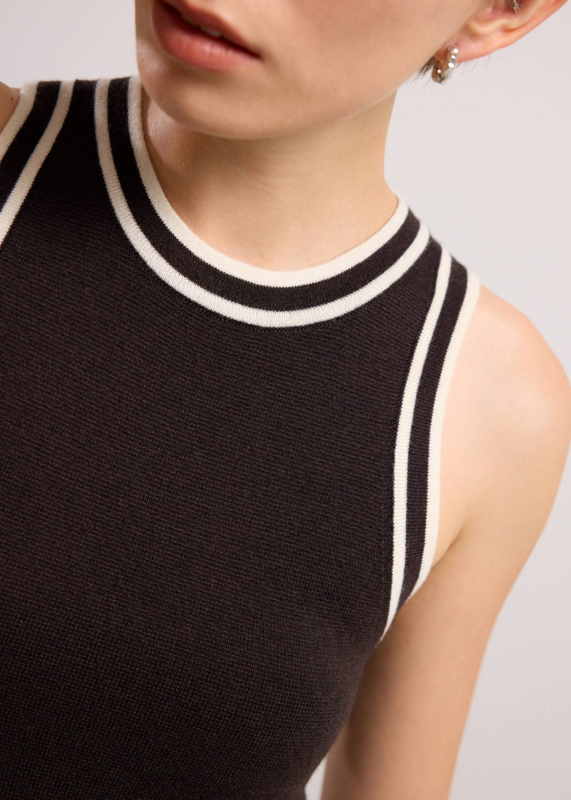 Sui Contrast Piping Knit Racerback Tank - Image 7