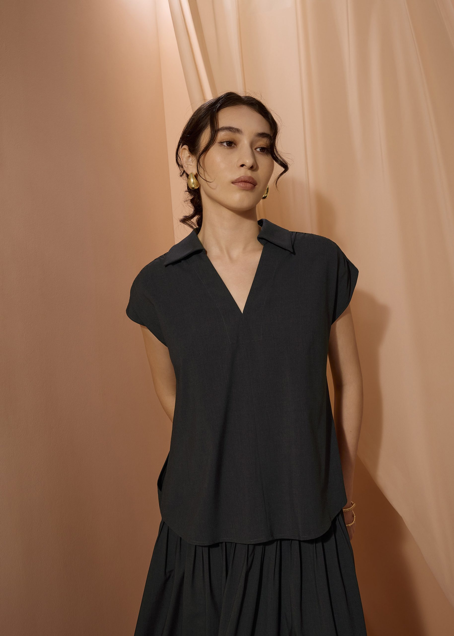 Dana Relaxed V-neck Shirt - Image 10