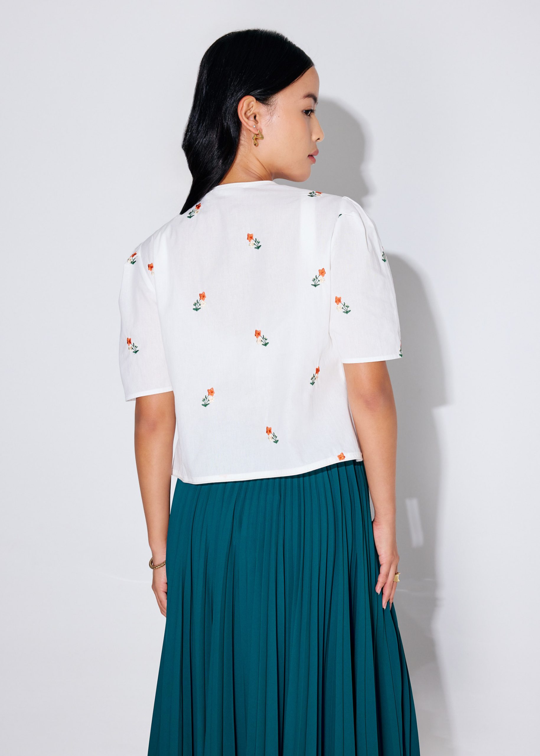Relaxed Cotton Floral Embroidery Front Tie Puff Sleeve Shell Top - Image 5