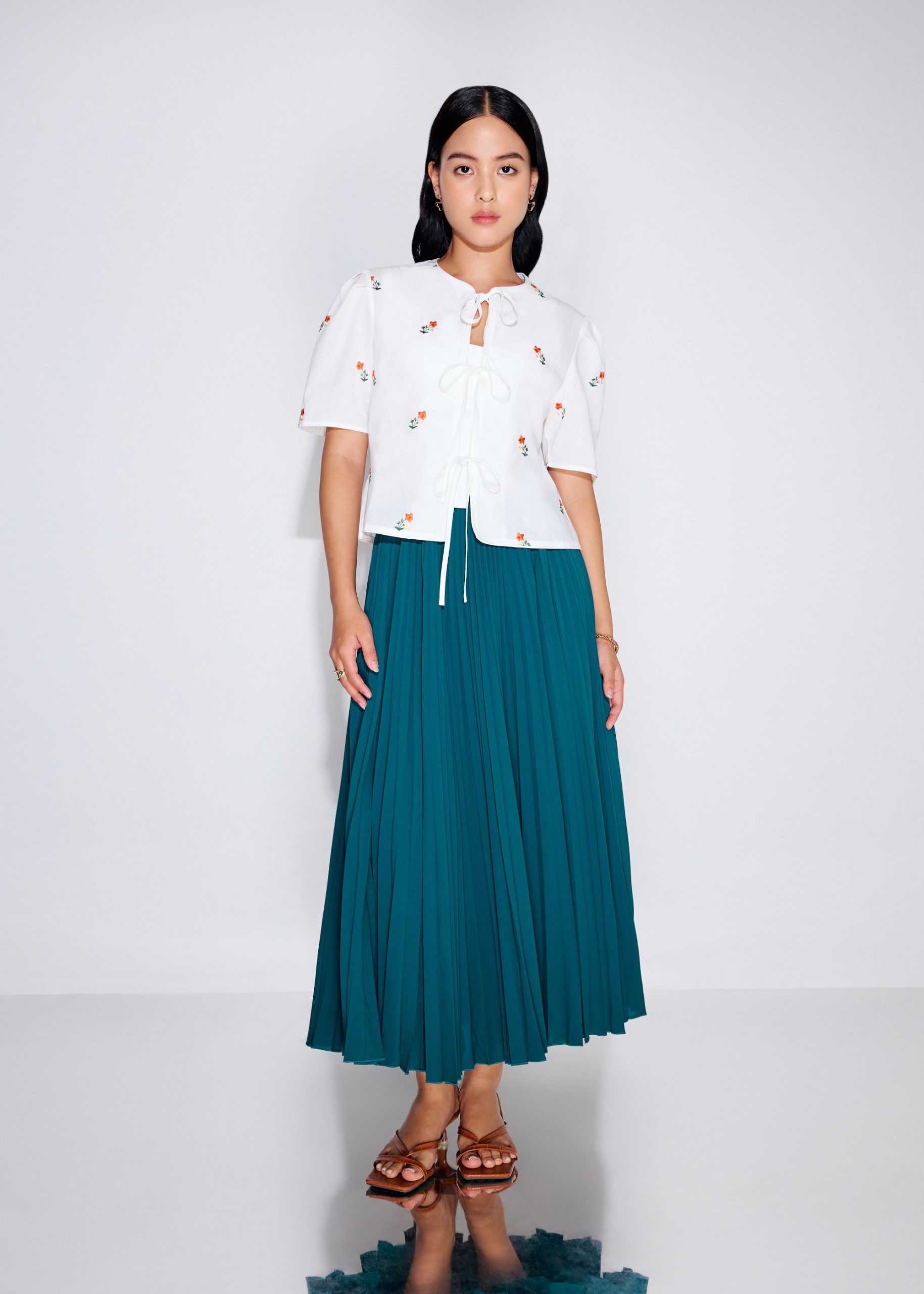 Relaxed Cotton Floral Embroidery Front Tie Puff Sleeve Shell Top - Image 2
