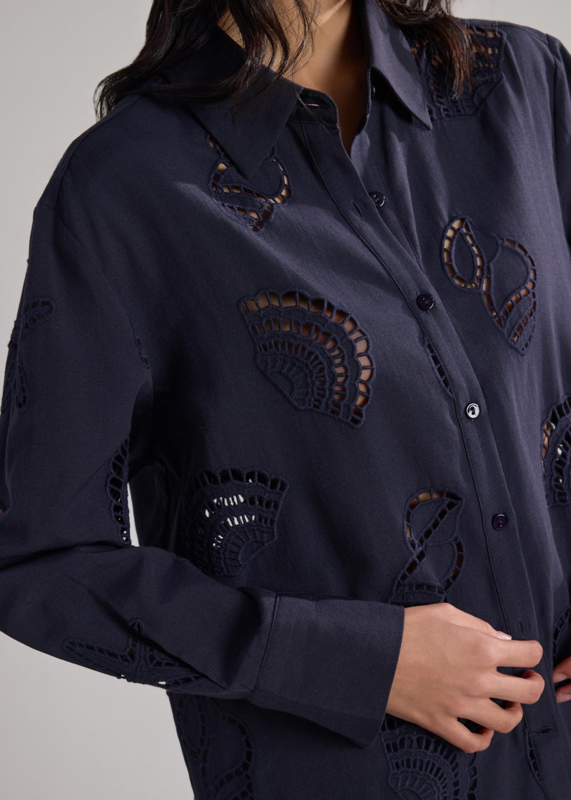 RuchedReady® Shirt in Tidal Escape Broderie - Image 11