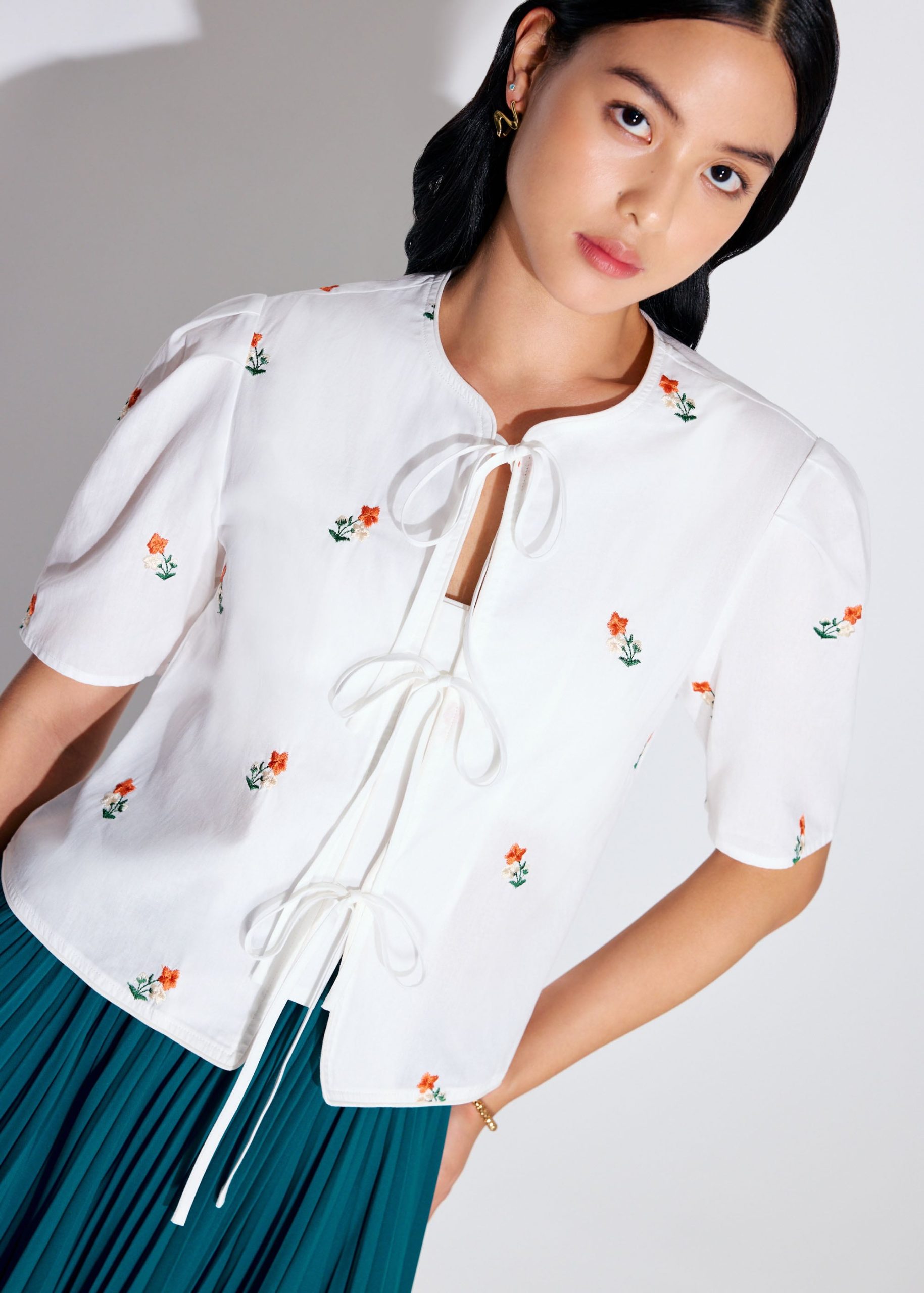 Relaxed Cotton Floral Embroidery Front Tie Puff Sleeve Shell Top