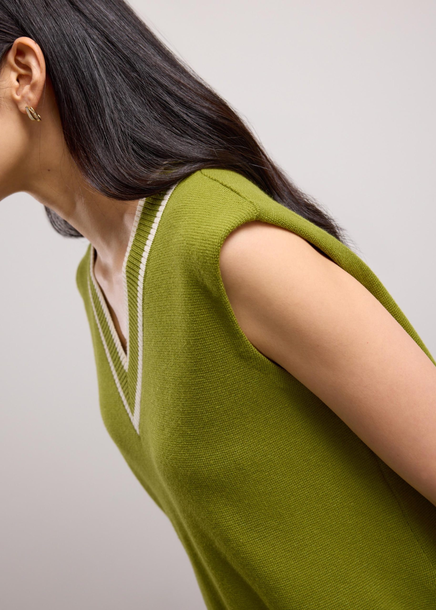 Relaxed Knit V-neck Crop Shell Top - Image 12