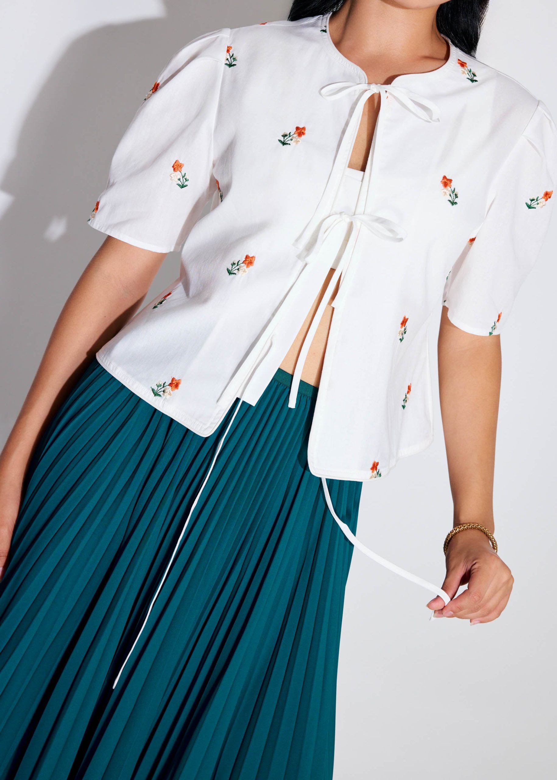 Relaxed Cotton Floral Embroidery Front Tie Puff Sleeve Shell Top - Image 3