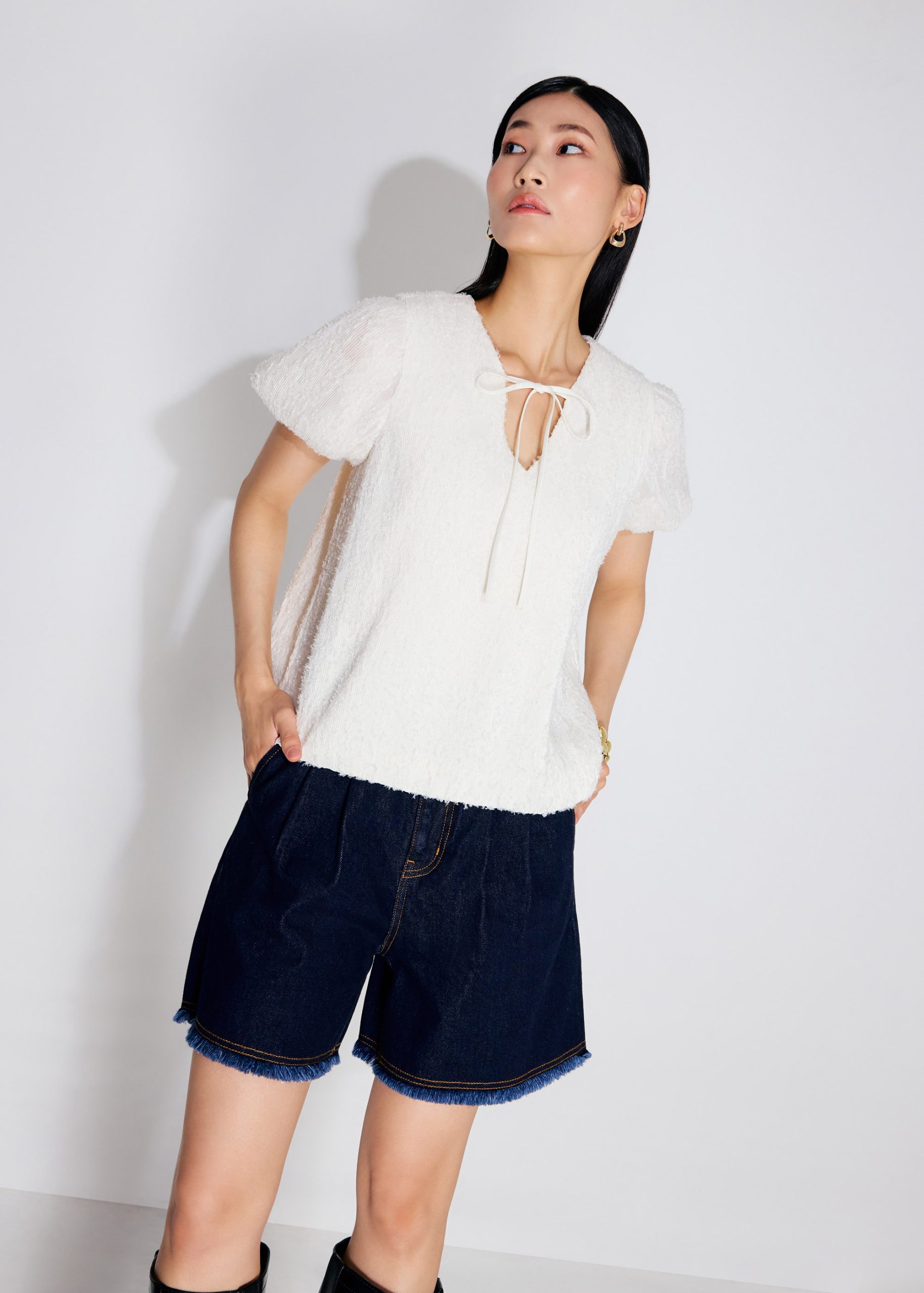 Textured Plisse Front Tie Puff Sleeve Shell Top - Image 12