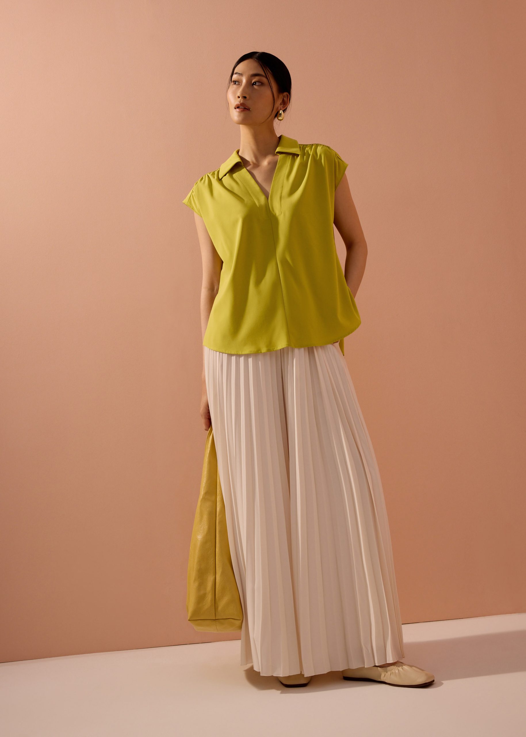 Dana Relaxed V-neck Shirt - Image 16