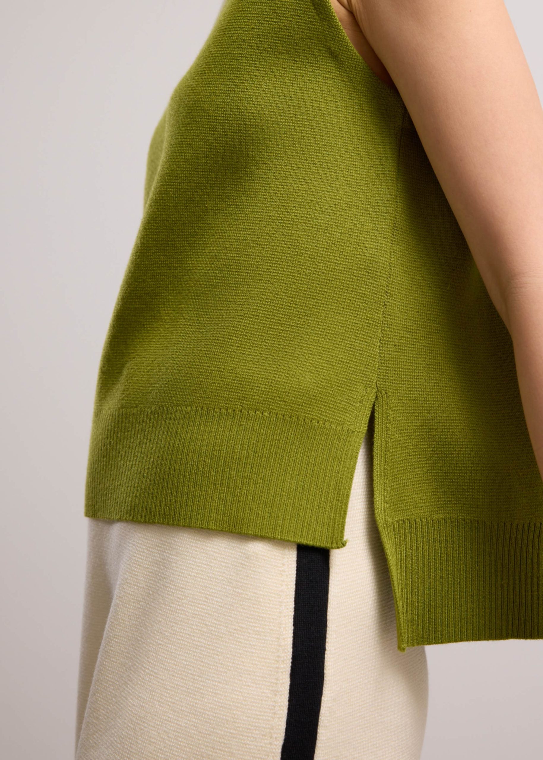 Relaxed Knit V-neck Crop Shell Top - Image 14