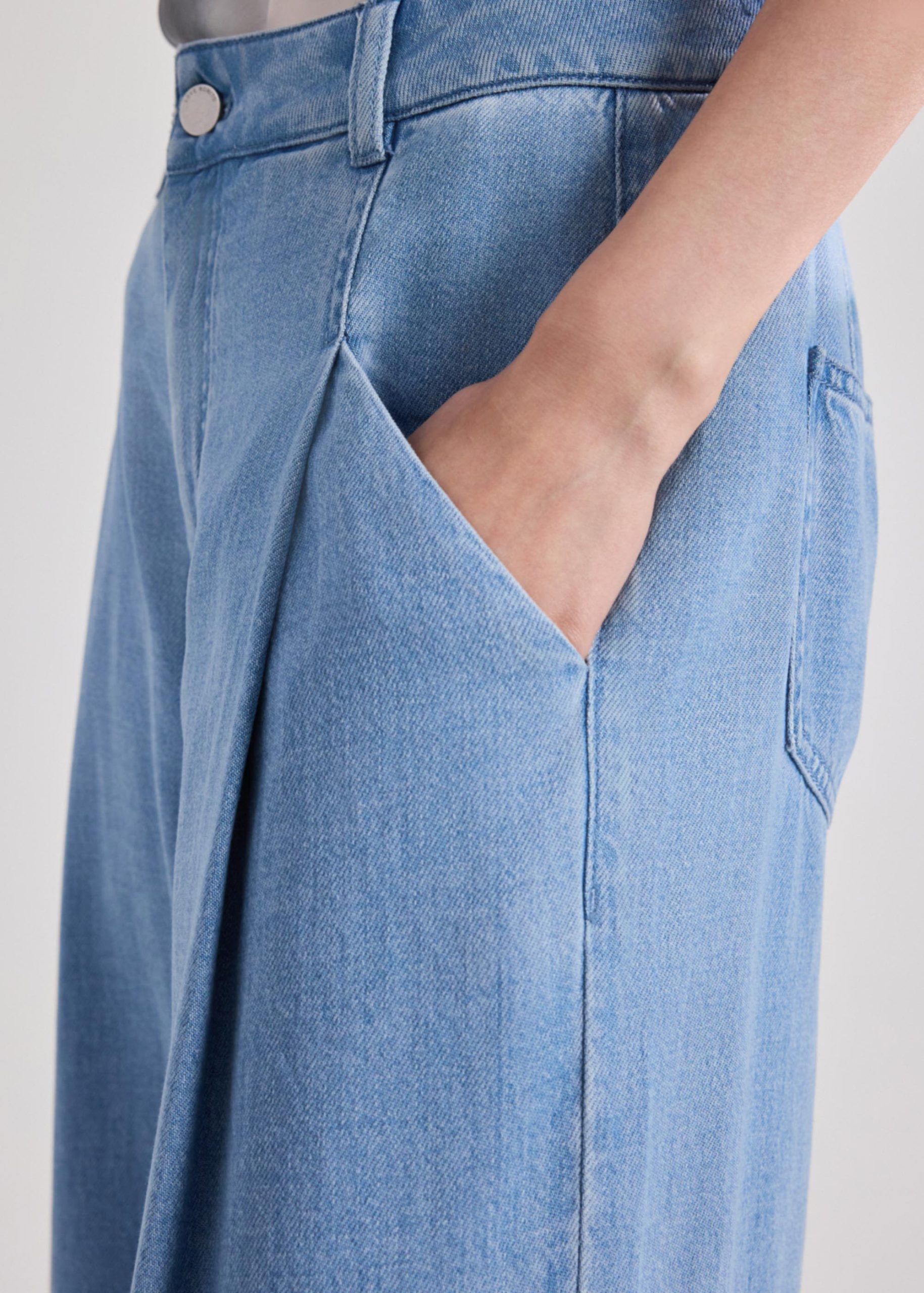 Pleated Wide Leg Jeans - Image 13