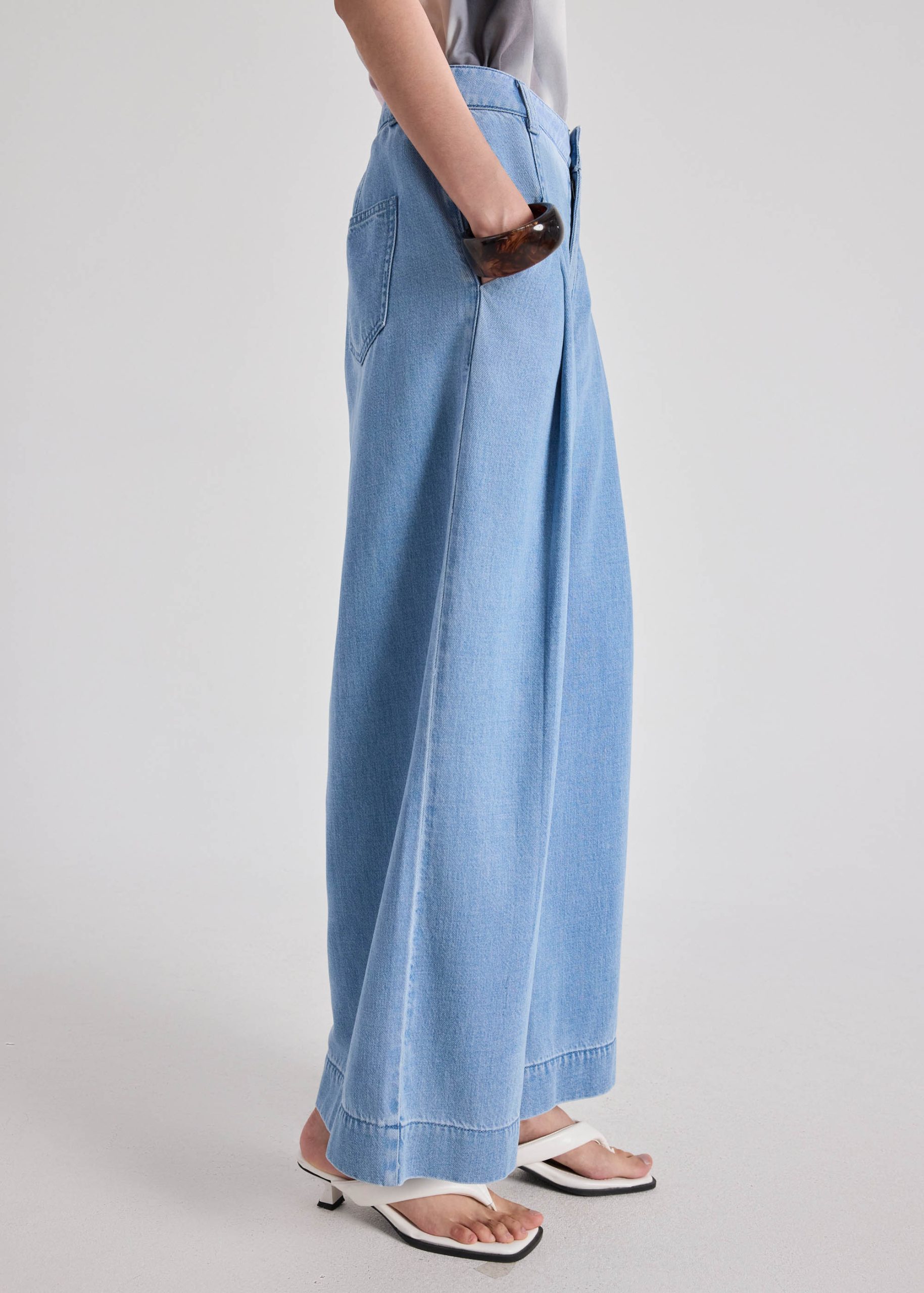 Pleated Wide Leg Jeans - Image 14