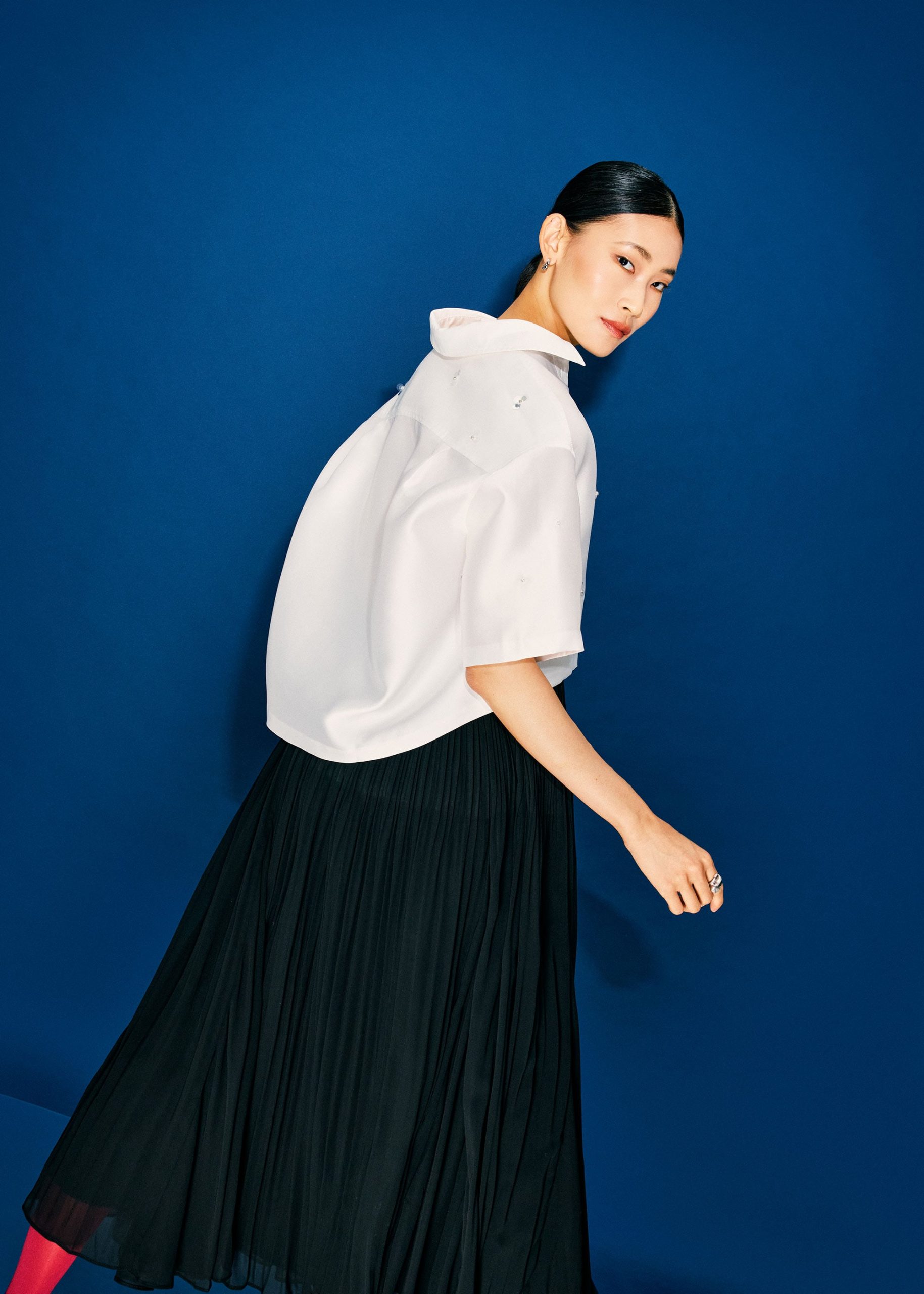 Embellished Satin Collared Boxy Crop Shirt - Image 9