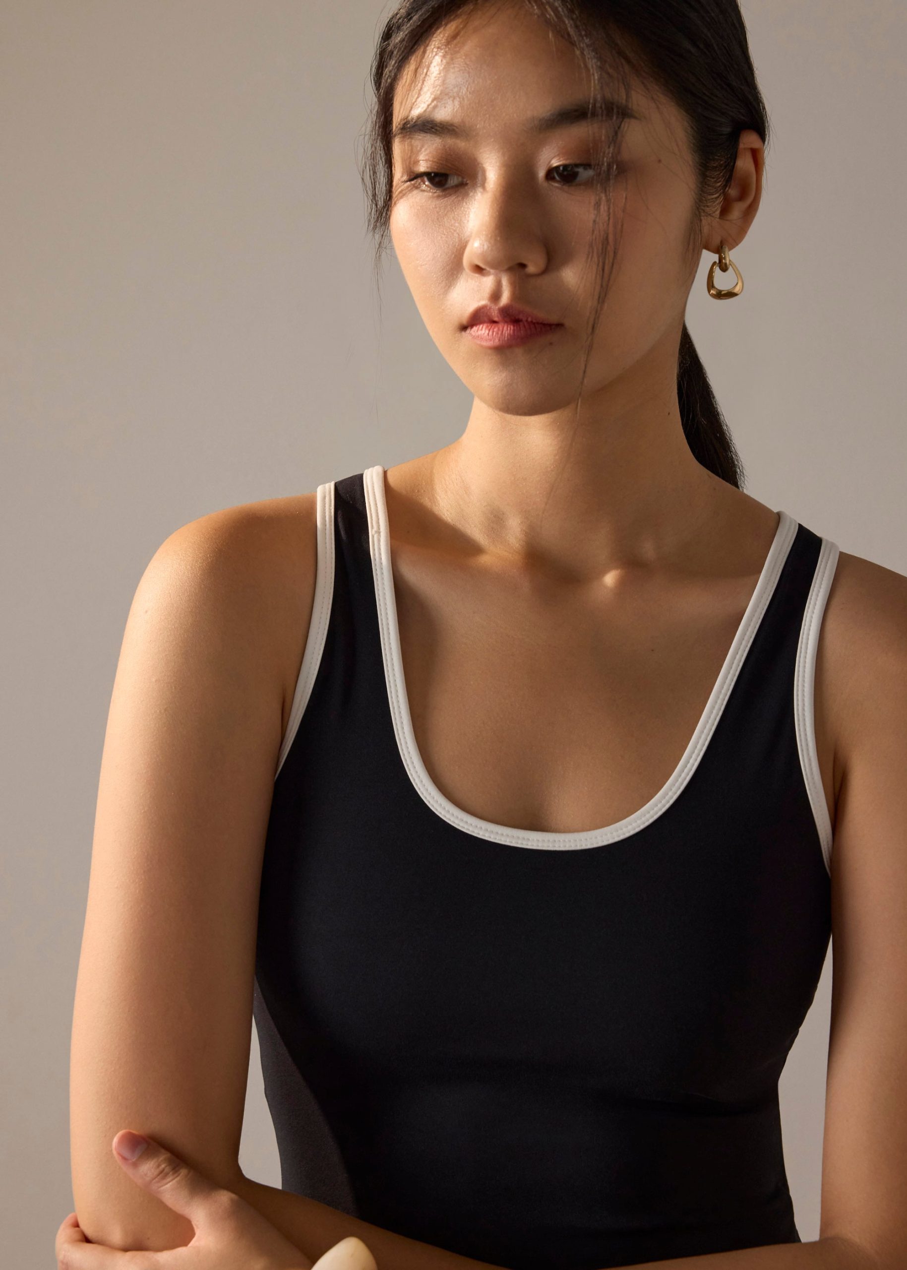 BraFree by LB Multi-way Contrast Piping Jersey Fitted Top - Image 4