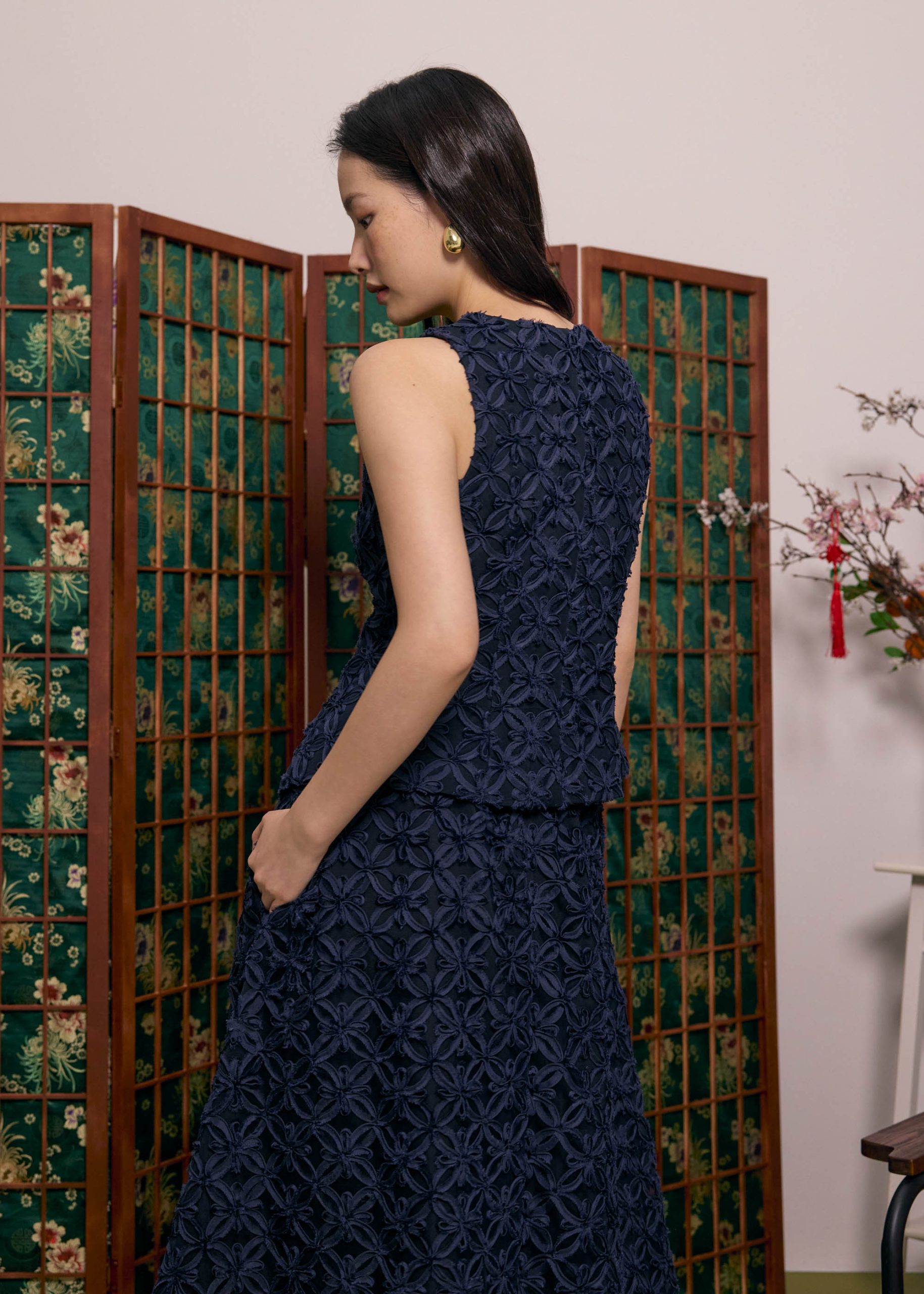 Lace Contrast V-neck Vest - Image 17