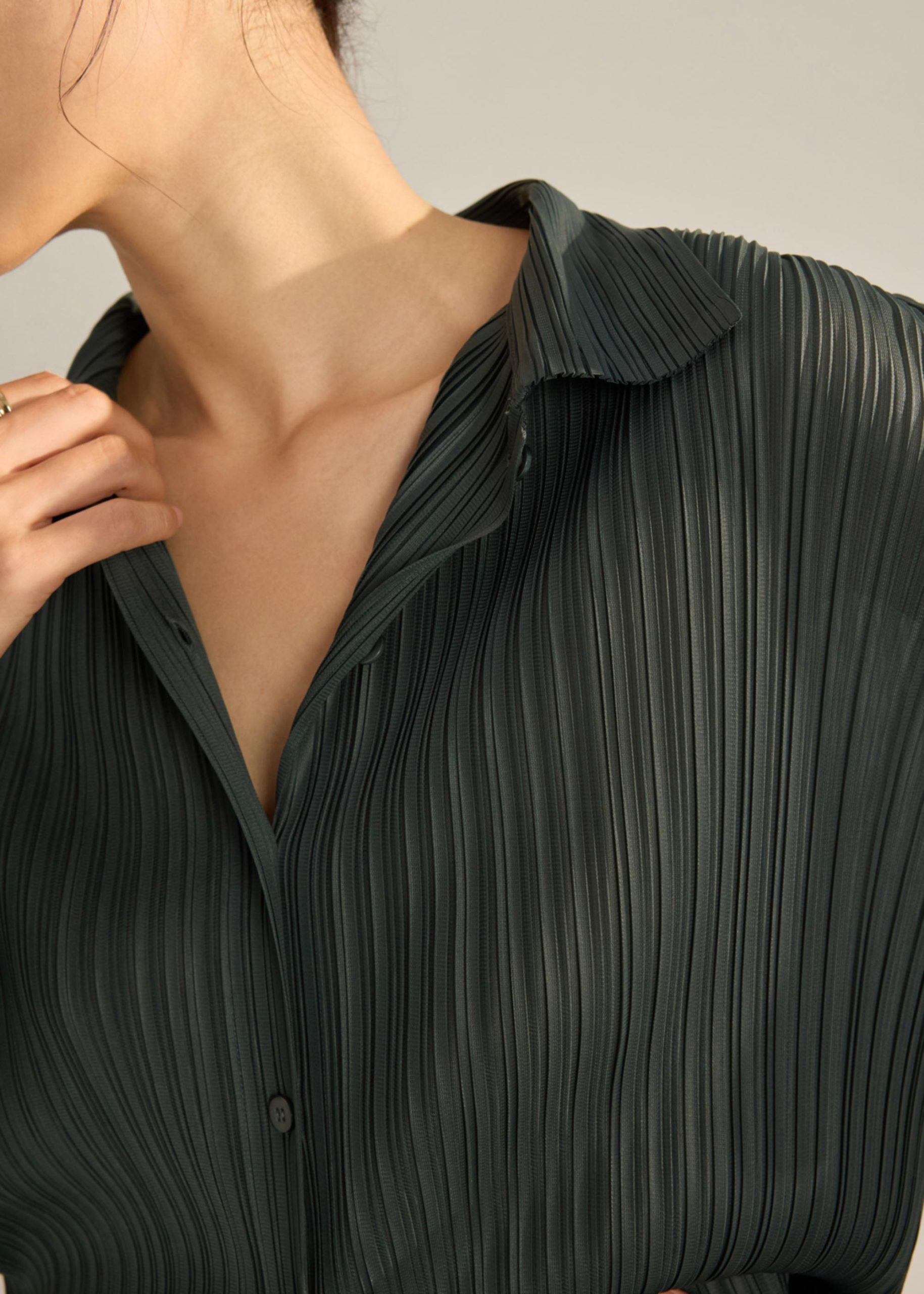 Yerin Plissé Relaxed Shirt - Image 13