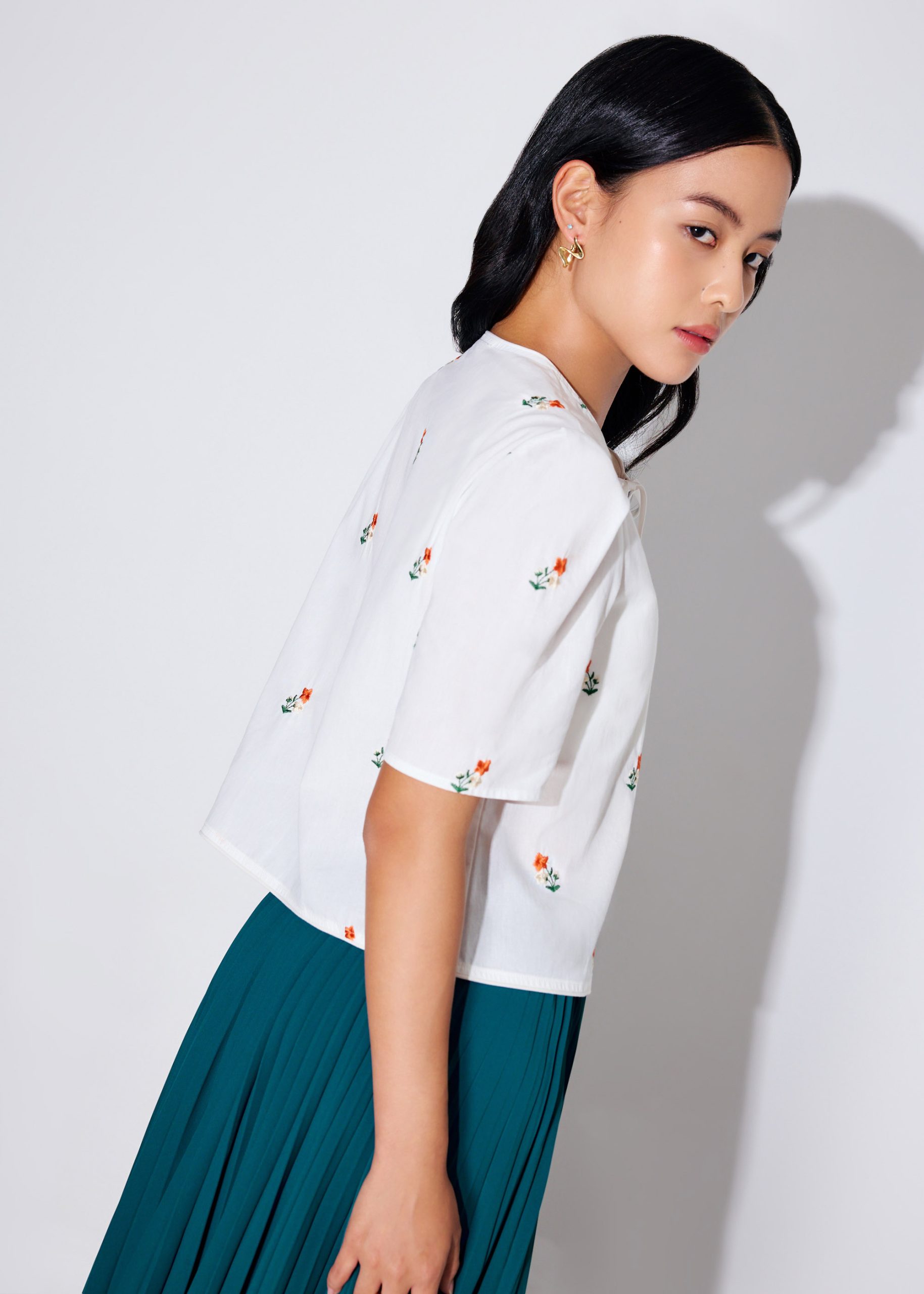 Relaxed Cotton Floral Embroidery Front Tie Puff Sleeve Shell Top - Image 4