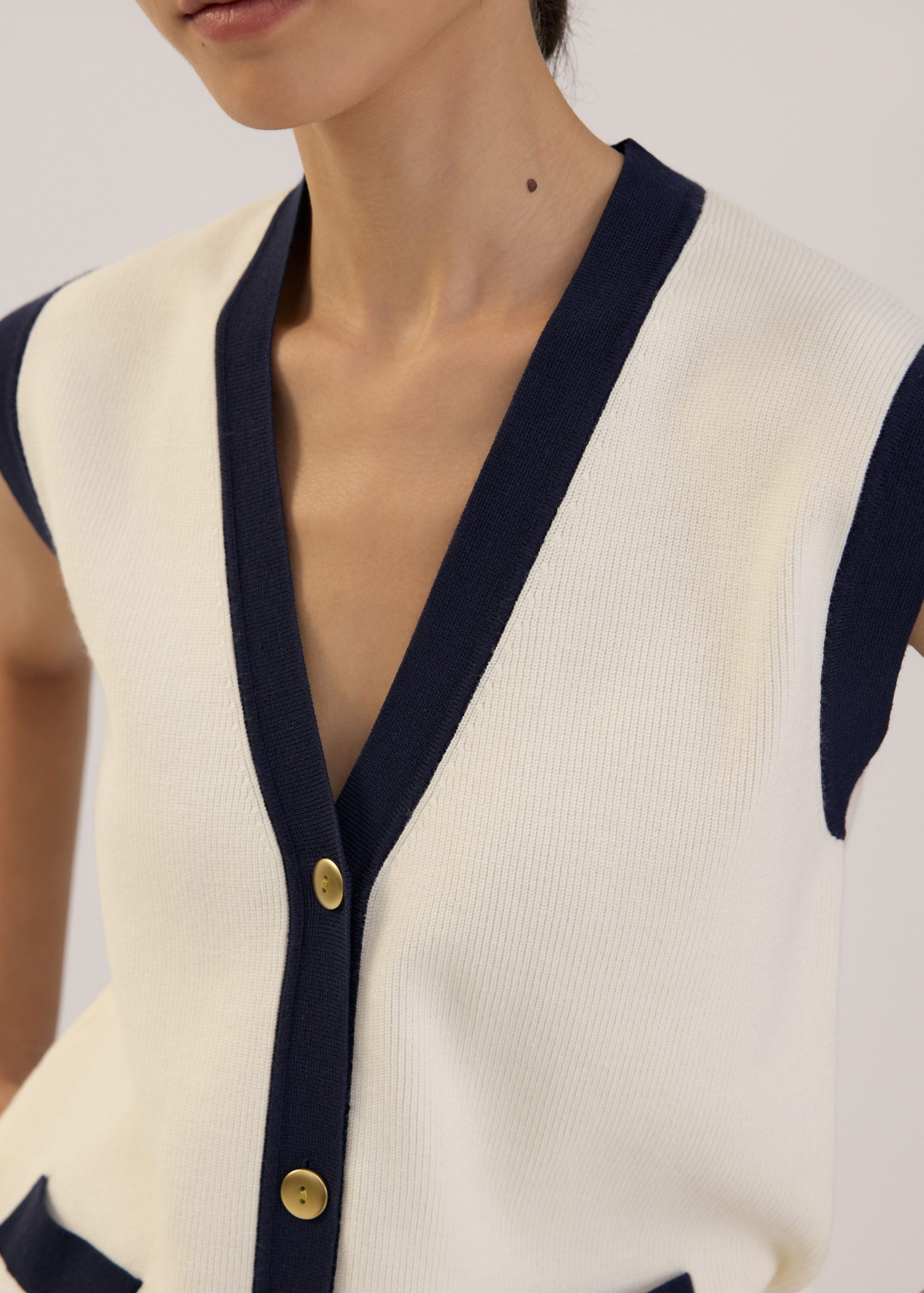 Relaxed Contrast Knit Vest - Image 4