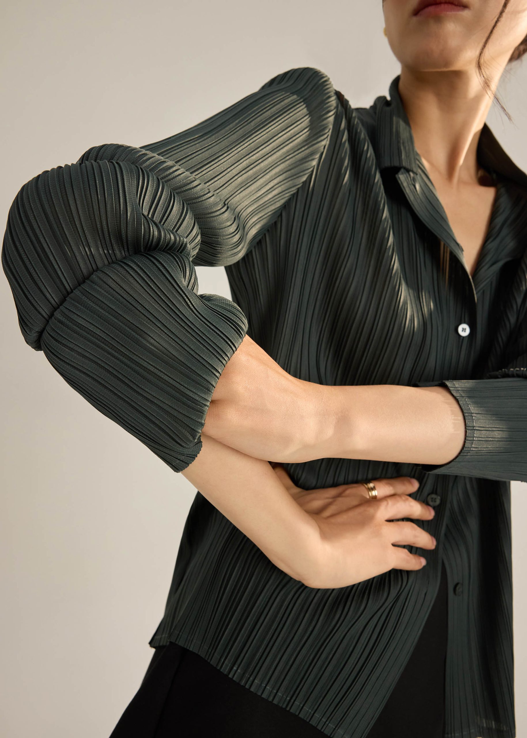 Yerin Plissé Relaxed Shirt - Image 11
