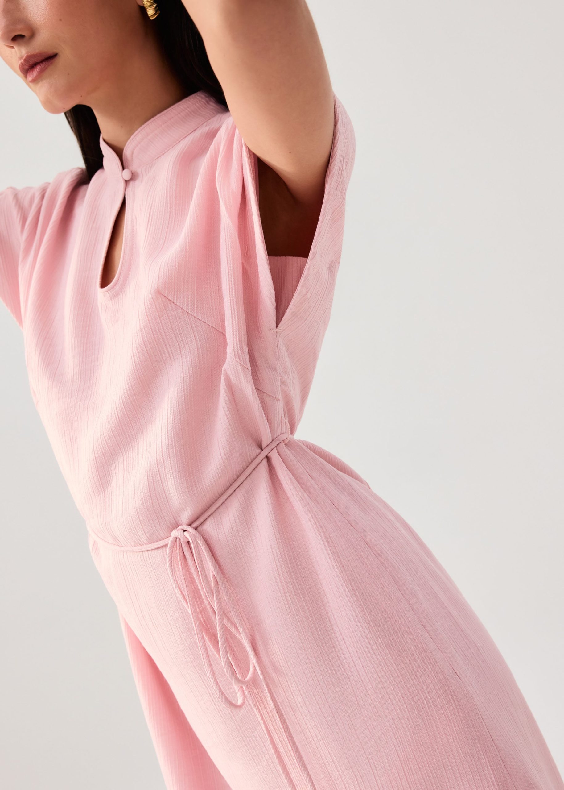 Detachable Sash Tie Crinkled Mandarin Collar Column Midi Dress - Image 10