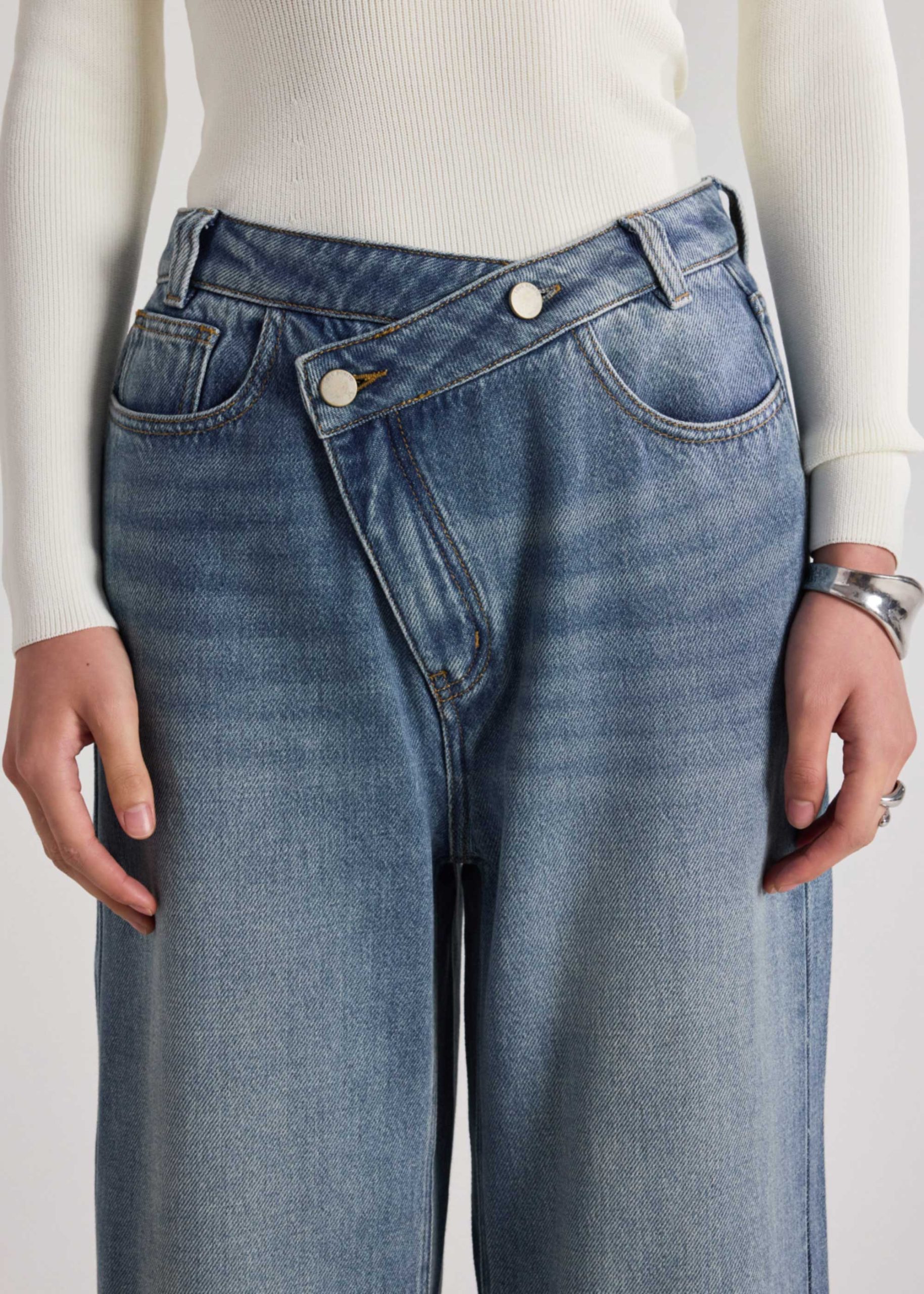 Leggy??Cross Over Jeans - Image 5