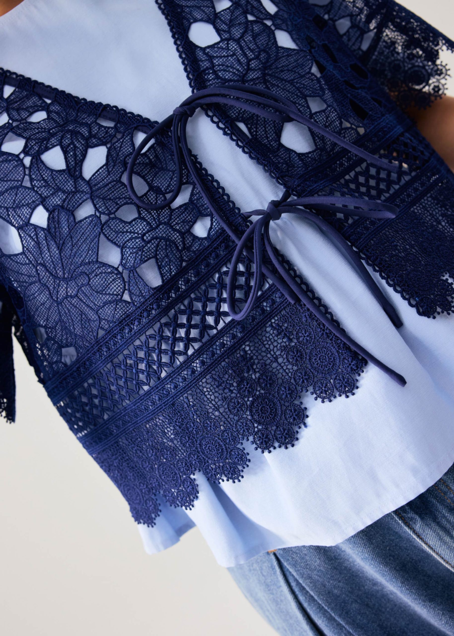 Floral Lace Ribbon Tie V-neck Shell Top - Image 13