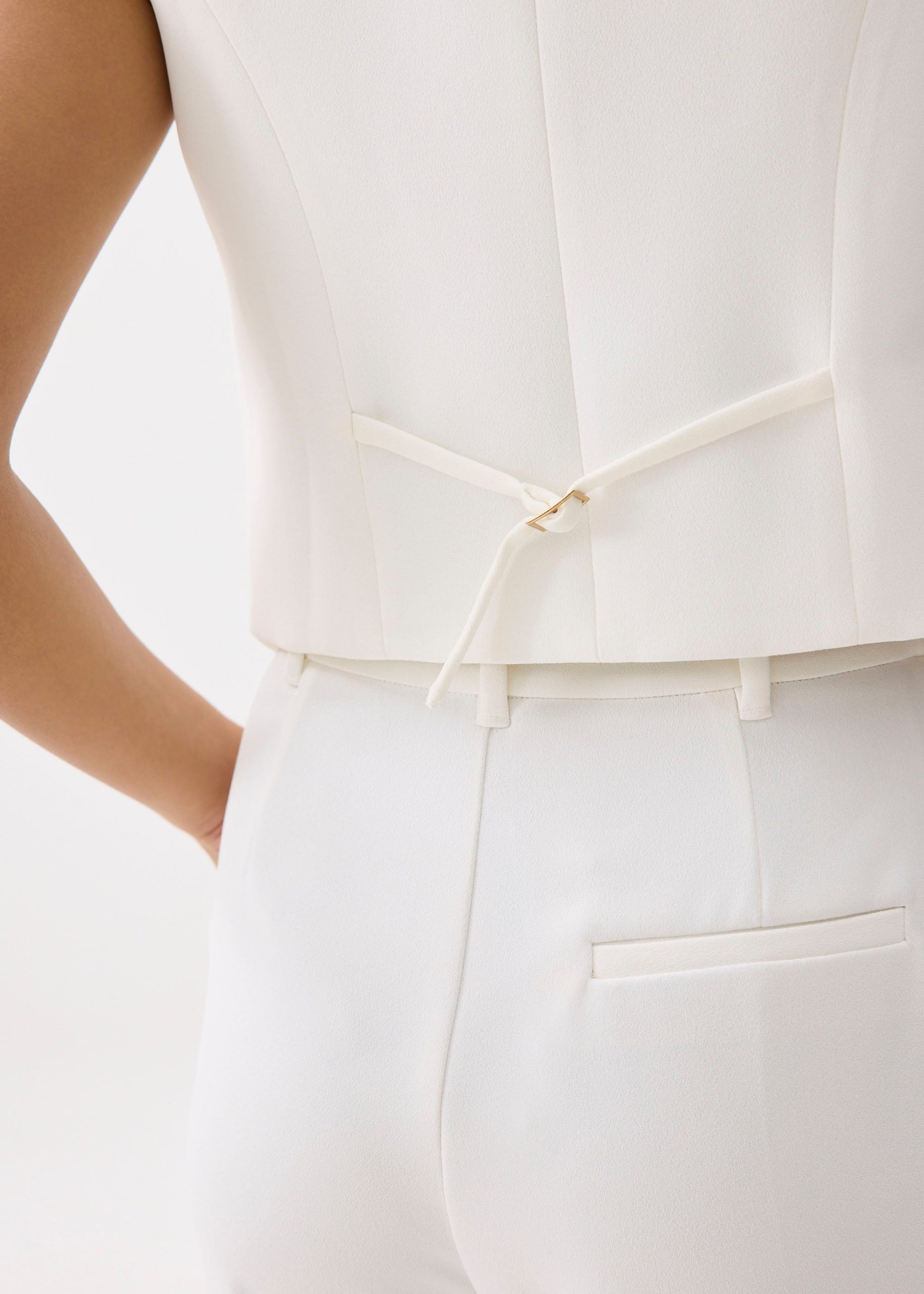 Yuna Relaxed V-neck Vest - Image 12