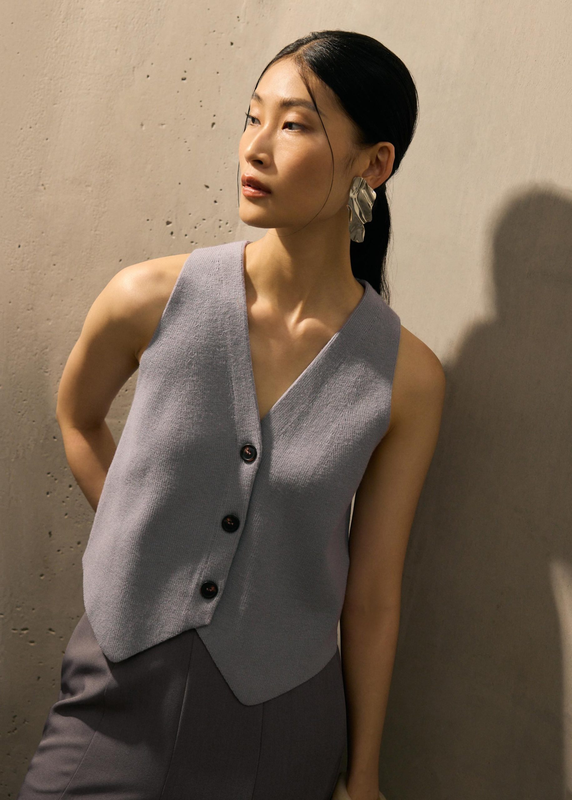 Esah Relaxed Knit V-neck Vest Top - Image 10