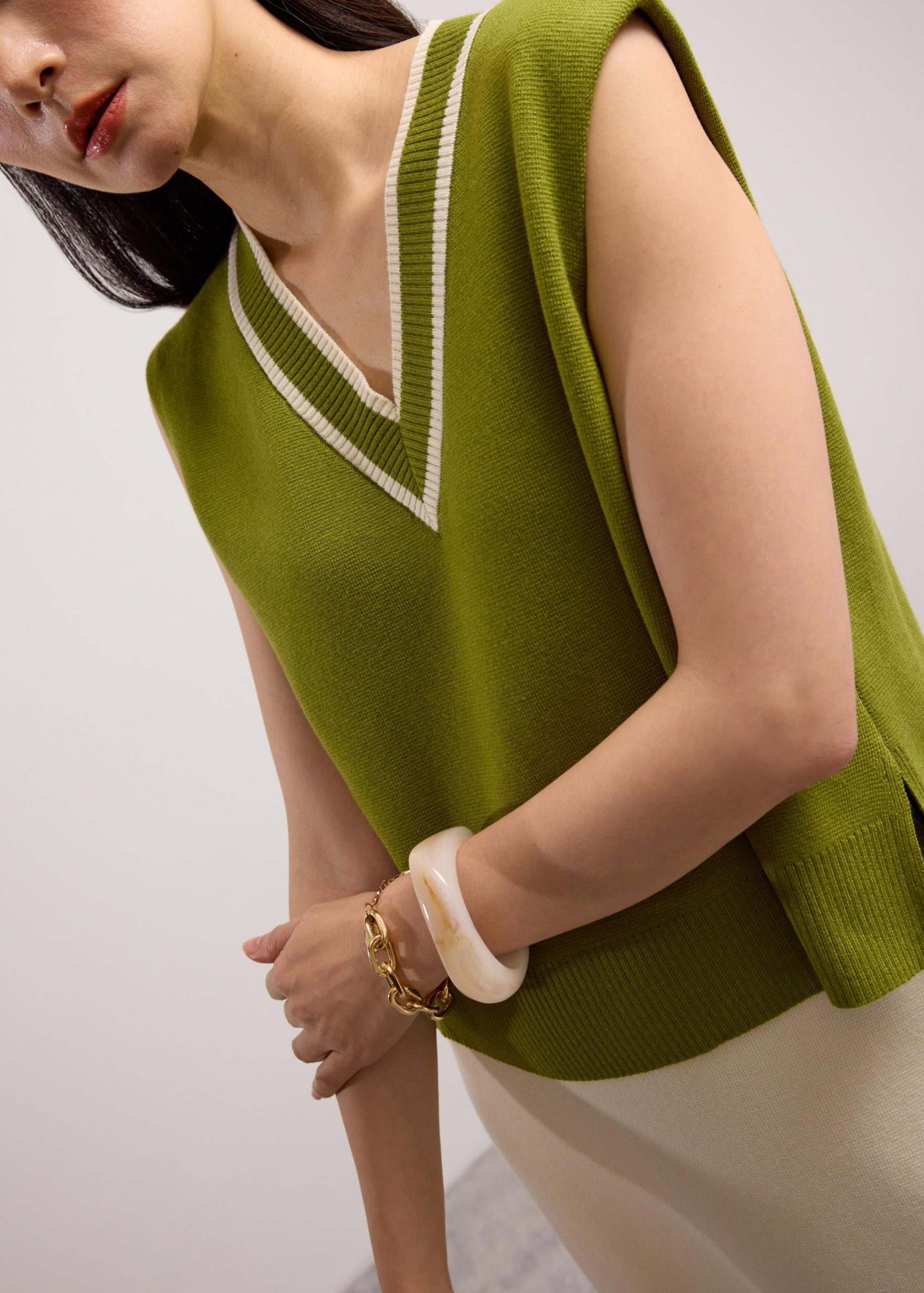 Relaxed Knit V-neck Crop Shell Top - Image 7