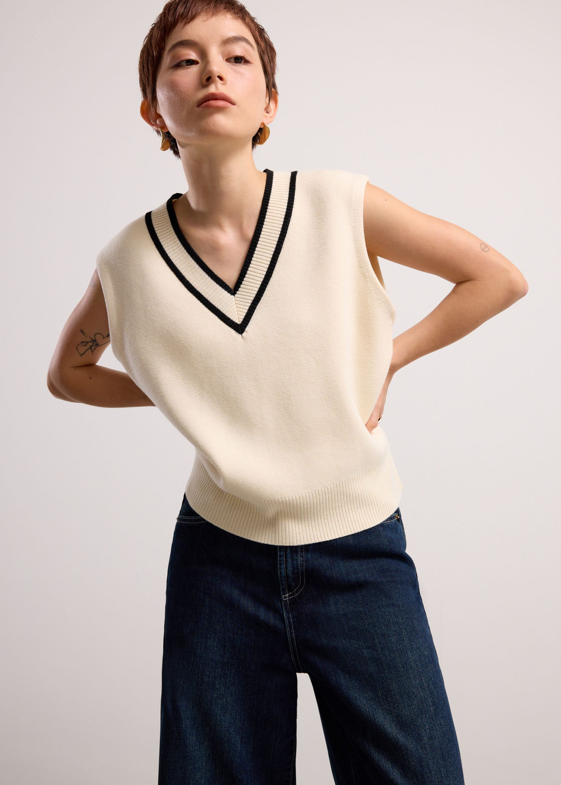 Relaxed Knit V-neck Crop Shell Top - Image 3